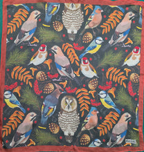 Carica l'immagine nel visualizzatore di Gallery, Foulard seta 70X70 multicolore seta leggera con volatili | L'OFFICIEL Silk