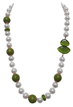 Carica l'immagine nel visualizzatore di Gallery, Collana perla a nodi con inserti verdi