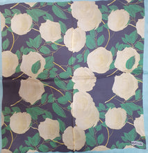 Carica l'immagine nel visualizzatore di Gallery, Foulard seta 70X70 colore nero con rose bianche