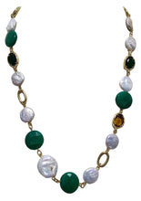 Carica l'immagine nel visualizzatore di Gallery, Collana con perle ed elementi di cristallo verdi
