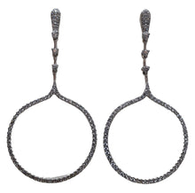 Carica l'immagine nel visualizzatore di Gallery, Orecchino tondo con pavè di zirconi