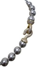 Carica l'immagine nel visualizzatore di Gallery, Collana perla grigia con pavè di zirconi