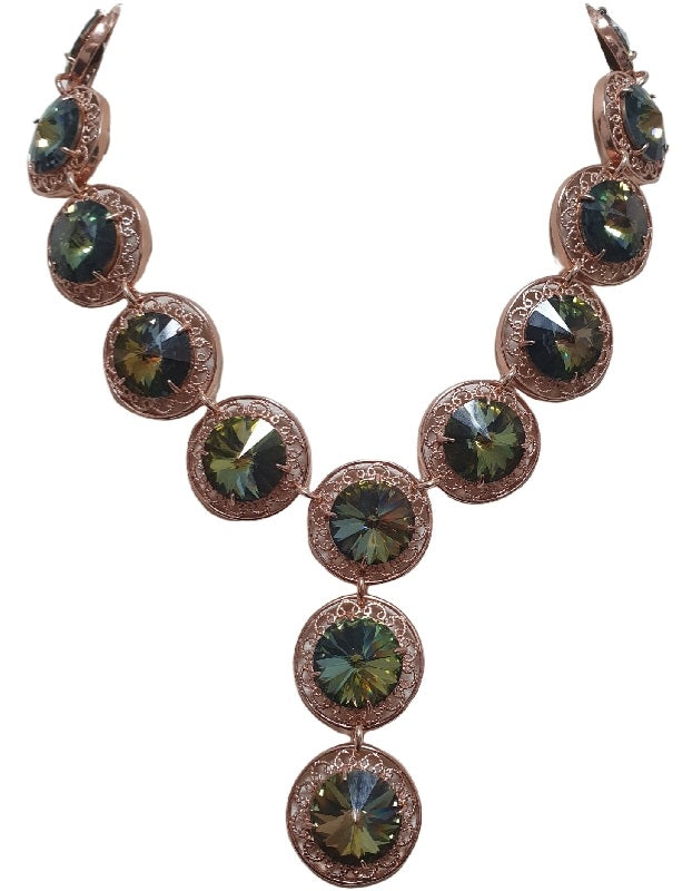 Цветное жемчужное ожерелье с центральными цирконами