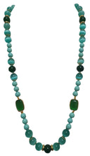 تحميل الصورة إلى عارض المعرض, Collana a nodi con cristalli verdi perle e vetro multicolore
