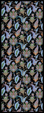 Carica l&#39;immagine nel visualizzatore di Gallery, Sciarpa 70*180 seta colore nero disegni fiorati
