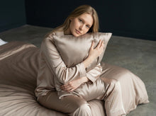Carica l'immagine nel visualizzatore di Gallery, Federa in seta L'Officiel Roma indossata su cuscino, ambientazione camera da letto

