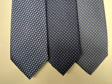 Carica l'immagine nel visualizzatore di Gallery, Cravatta in Seta Jacquard Fondo Blu Micro Motivo – Seta di Como Made in Italy | L'Officiel
